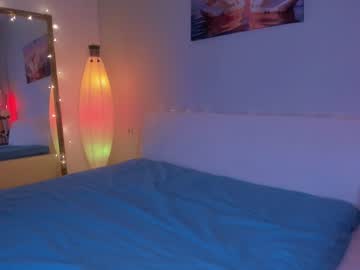 girl
        kittycaitlin cam image #2416550