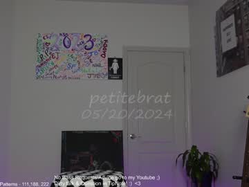 girl
        petitebrat cam image #4199021