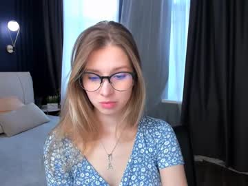 girl
        milablush cam image #1770619
