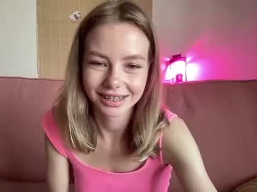 girl
        elli_harmon cam image #1748649