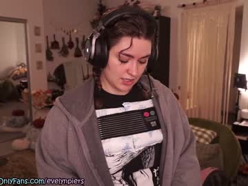 girl
        evelynpiers cam image #2432399