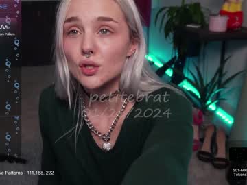 girl
        petitebrat cam image #3371177