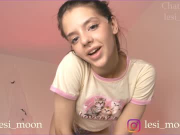 girl
        lesi_moon cam image #2786209