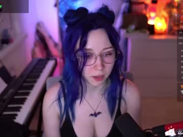 girl
        blue_mooncat cam image #2726751