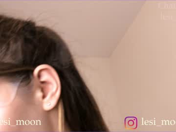 girl
        lesi_moon cam image #2834439
