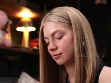 girl
        kateharrise cam image #4540244