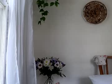 girl
        littlegreekflower cam image #2287983