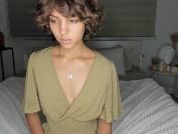 girl
        lenaelisabeth cam image #2690355