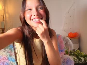 girl
        marce_algara cam image #5266235