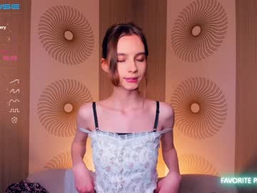 girl
        happiness_call cam image #1454227