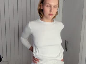 girl
        noreenelletson cam image #3309556