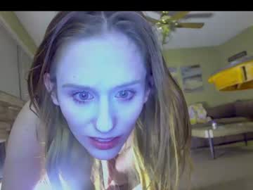 girl
        rayofsunshine_21 cam image #3355069