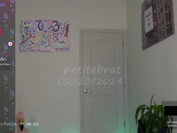 girl
        petitebrat cam image #3550598
