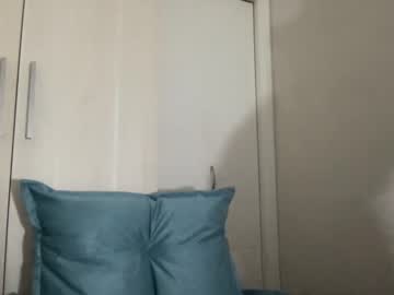 girl
        yourbonie cam image #1185647