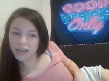 girl
        lilbbyily1 cam image #4697366