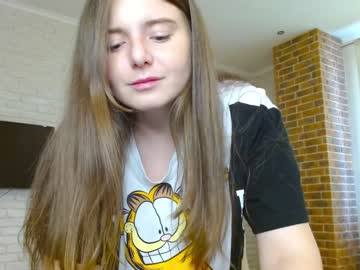 girl
        reilbella cam image #1473365