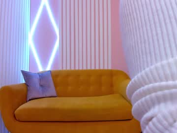 girl
        milablush cam image #273196