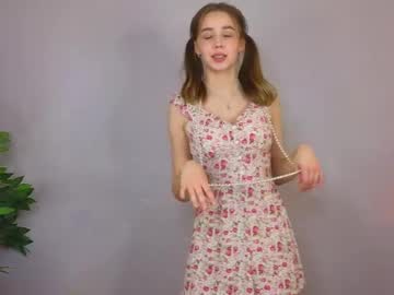 girl
        mialullaby cam image #5612570