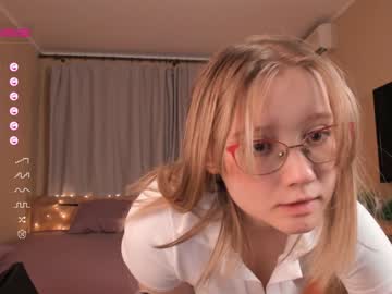 girl
        bettybarnett cam image #1779605