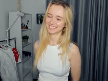 girl
        fresh_cherries cam image #2446201