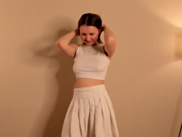 girl
        winniewest_ cam image #1437371