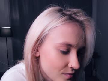 girl
        sellar_moon cam image #2746233