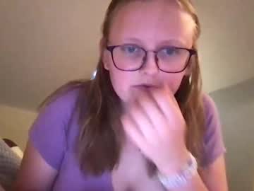 girl
        lexielilacs cam image #4520229