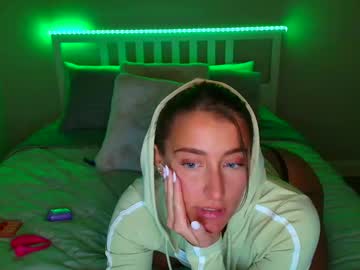 girl
        shhitskay cam image #6478299