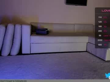 girl
        hollyextra cam image #4419410