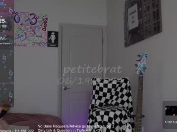 girl
        petitebrat cam image #4412732