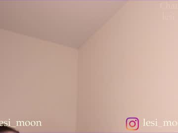girl
        lesi_moon cam image #2841446