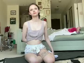 girl
        maeziebaezie cam image #4119377