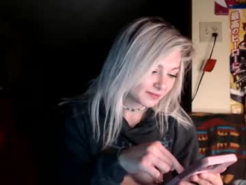 girl
        kipsy420 cam image #237354