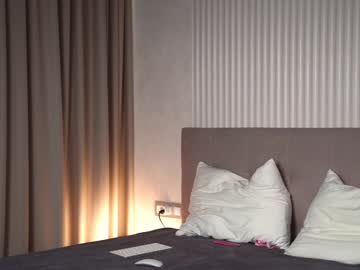 girl
        gold_blond cam image #6688584