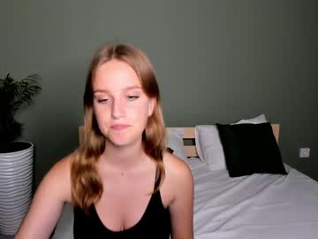 girl
        grace_barton cam image #2105454