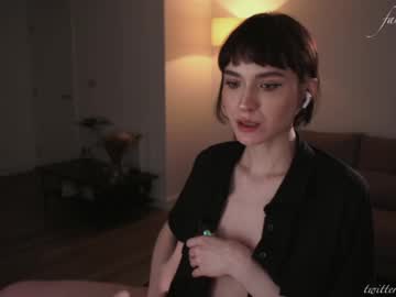 girl
        luna_ai cam image #4570854