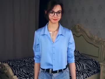 girl
        udelegorbett cam image #6092657
