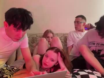 couple
        donwat cam image #3396642