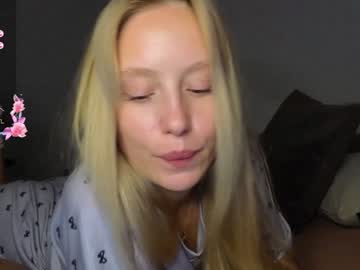 girl
        white_lime cam image #5022557