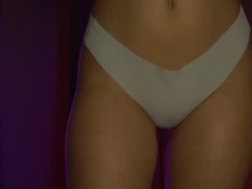 girl
        emilybatee cam image #4470027