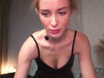 girl
        gold_blond cam image #5624649