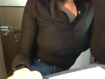 girl
        lillyandhertoyy cam image #3384303
