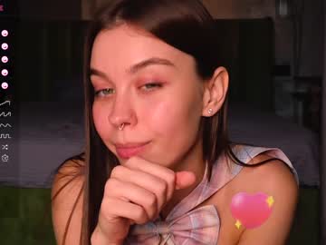 girl
        nika_lodge cam image #2408784