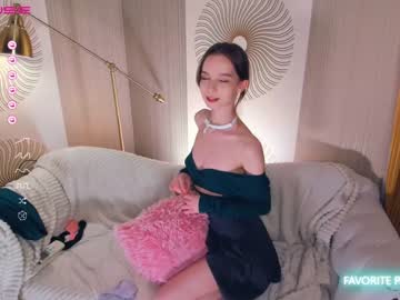 girl
        happiness_call cam image #1699292