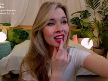 girl
        milablush cam image #446935