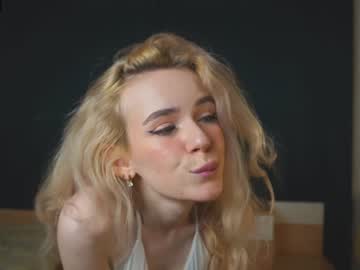 girl
        courtneyabigail cam image #3479919