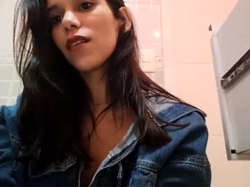 girl
        yourbonie cam image #1075325