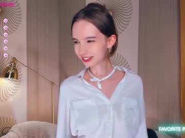 girl
        happiness_call cam image #1699625