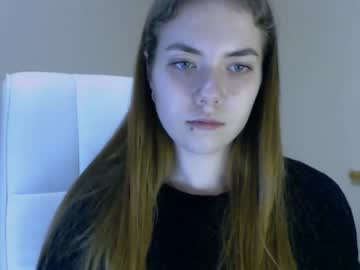girl
        zoey_deuttch cam image #835544