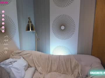 girl
        happiness_call cam image #1649515